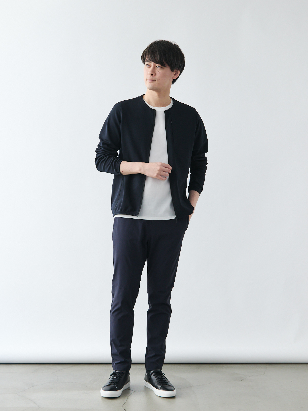 スマートシルエットの超軽量ストレッチパンツ/スリムフィット/ネイビー