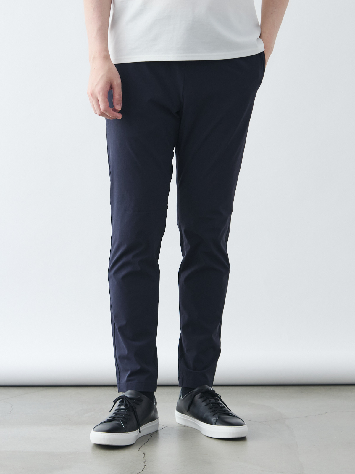 スマートシルエットの超軽量ストレッチパンツ/スリムフィット/ネイビー