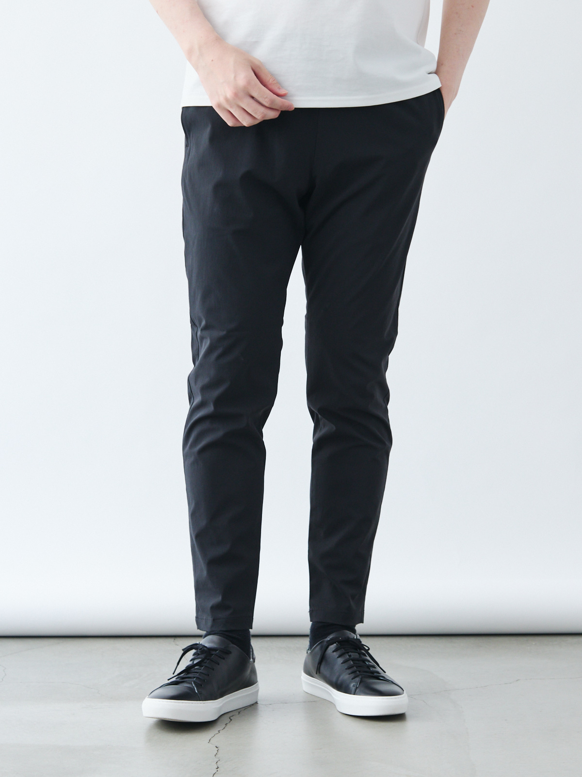 スマートシルエットの超軽量ストレッチパンツ/スリムフィット/ブラック