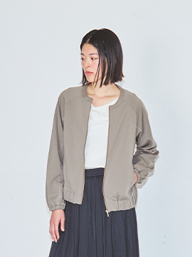 エアーノーカラーブルゾン/ブラック | Factelier (ファクトリエ)