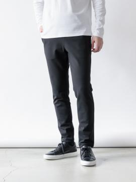 スマートシルエットの裏起毛ストレッチパンツ/ブラック | Factelier