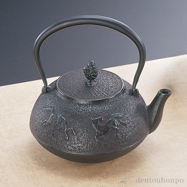 送料無料】 鉄瓶 馬肌 黒焼付 14型 1500ml（1.5L） / 岩鋳 南部鉄器