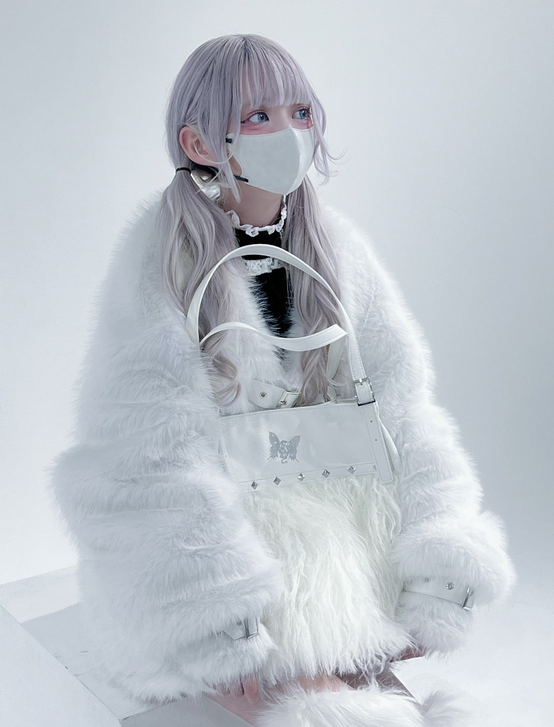 gibous × dependoll] studs fur bag white