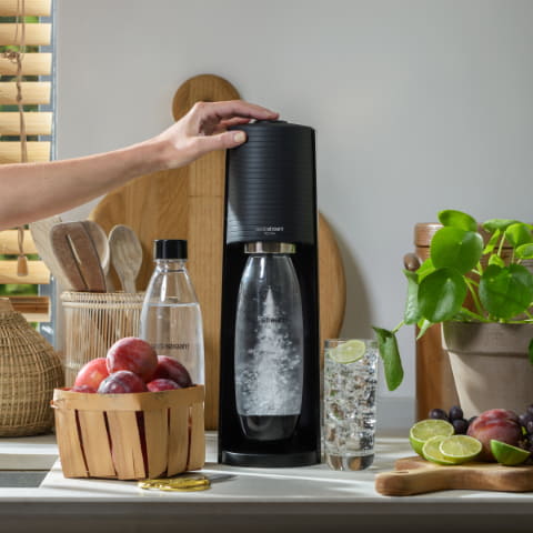 たった数秒でいつもの水が炭酸水に?!【ソーダストリーム テラ