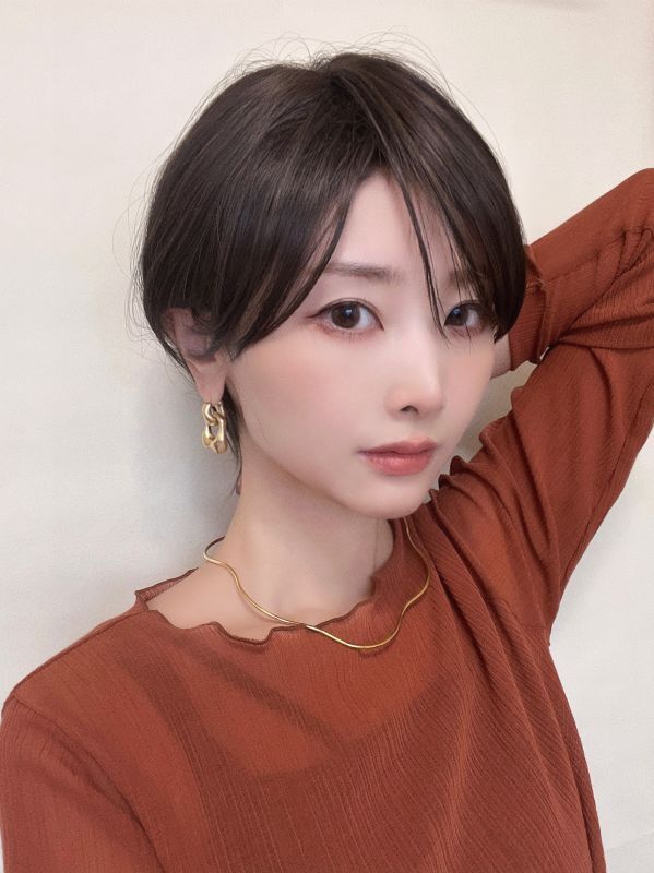 エミリーショート】ダークブラウン（軽量ウィッグ） - ウィッグ専門店
