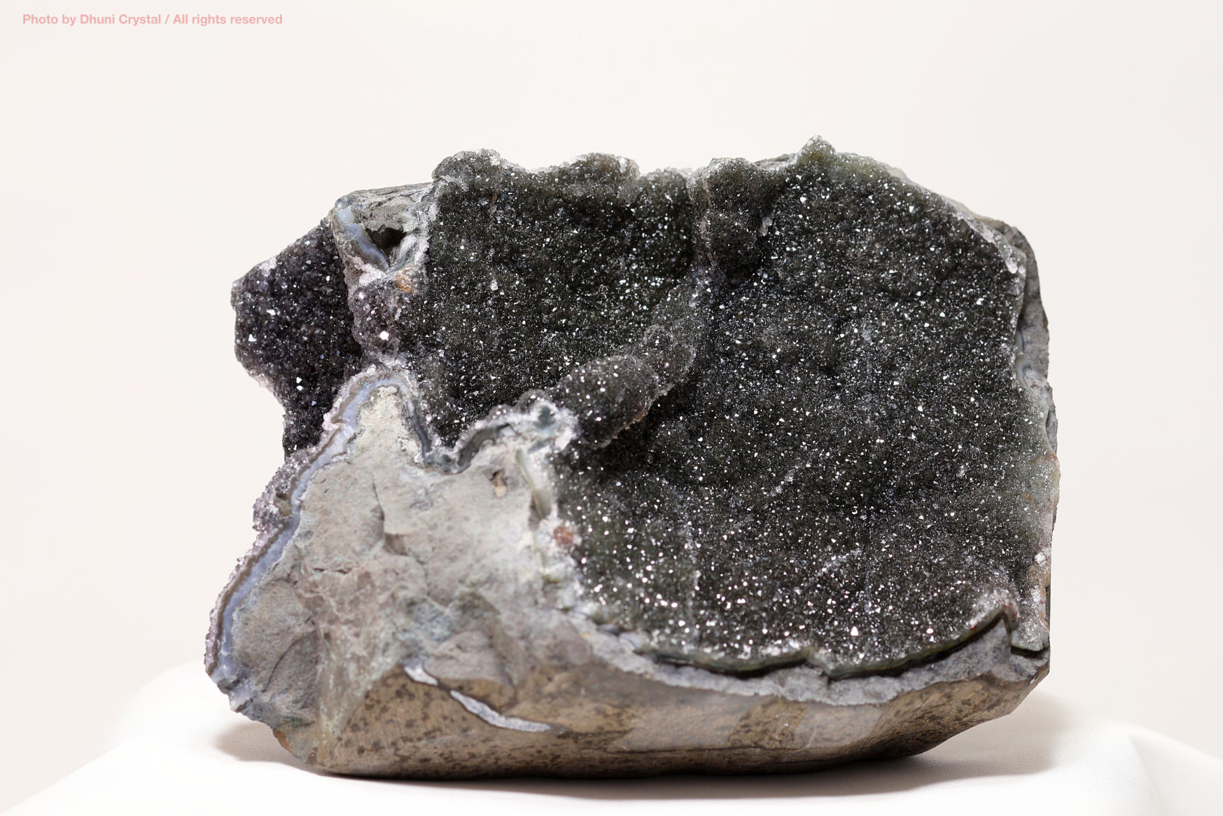 ブラックアメジスト 深い浄化と強い守護をもたらす神秘のクリスタル