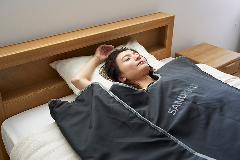 おうちで汗だくスッキリ！サヌック「遠赤外線サウナブランケット」で
