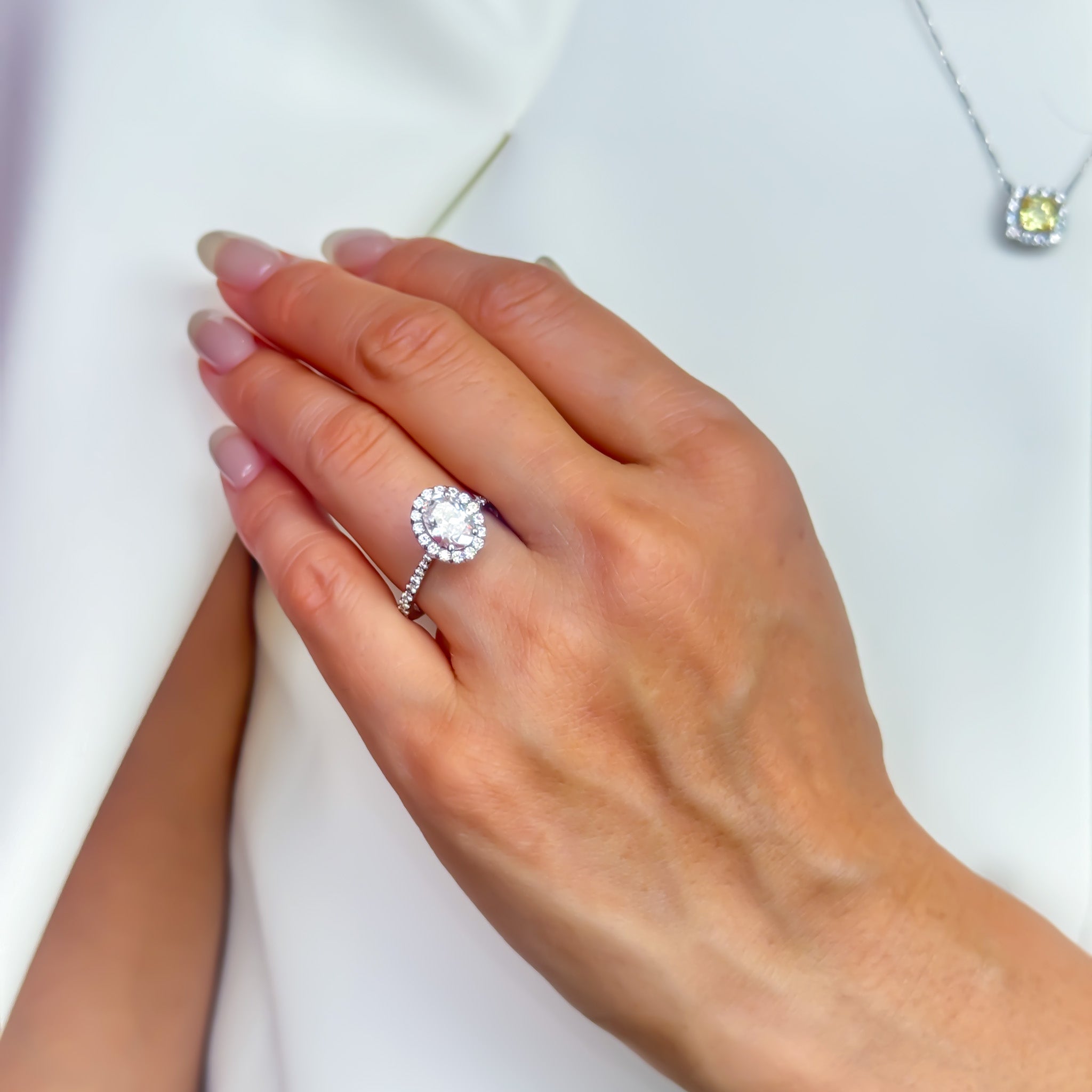 Amelia オーバルカットヘイローリング | ラボグロウンダイヤモンド