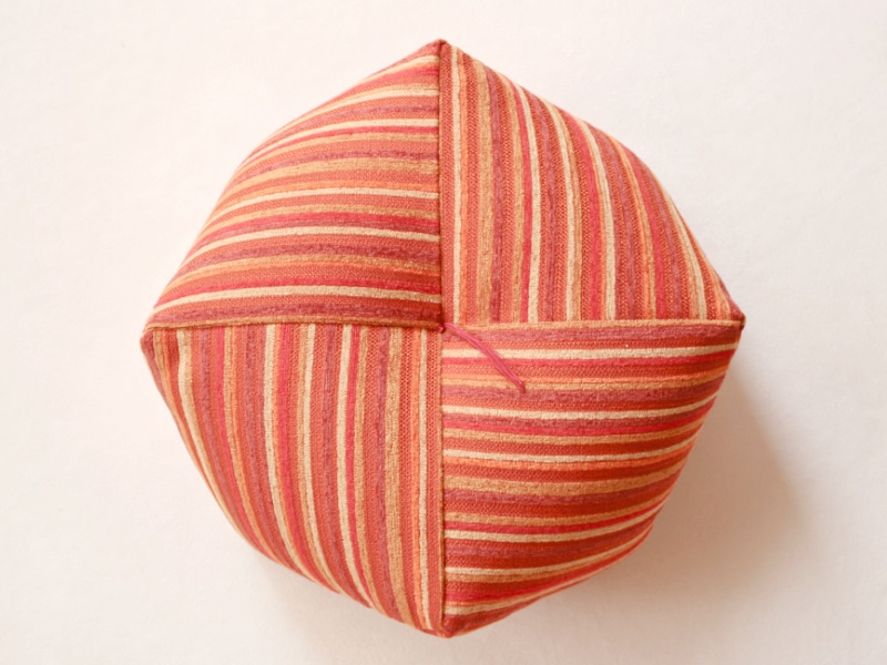 濃い赤色 座布団5枚セット】六角形花柄デザイン 銘仙判座布団カバー