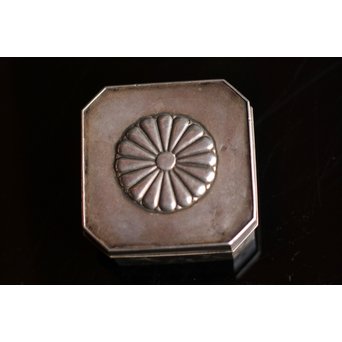 一鶴斎共箱銀香合 S1446｜骨董店 のびる 古美術 骨董 和風建具 蔵戸