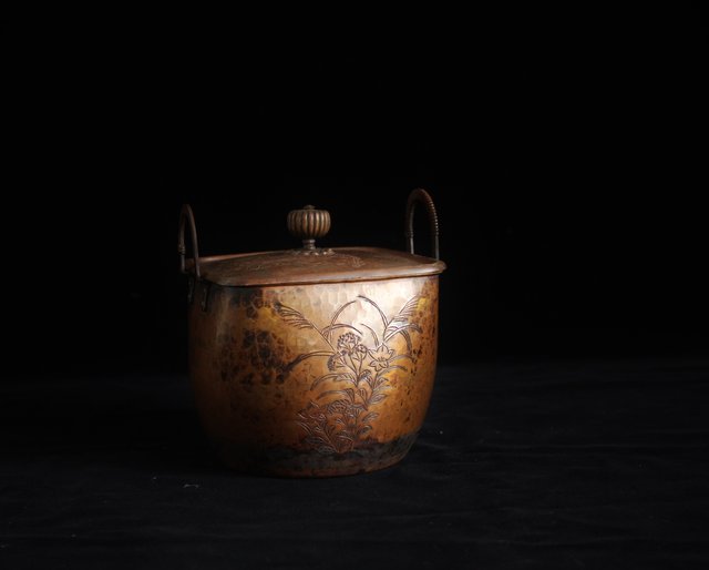 大内薬缶系 一政銘 秋草蹴鏨 鍍金建水/水指 M137｜骨董店 のびる 古