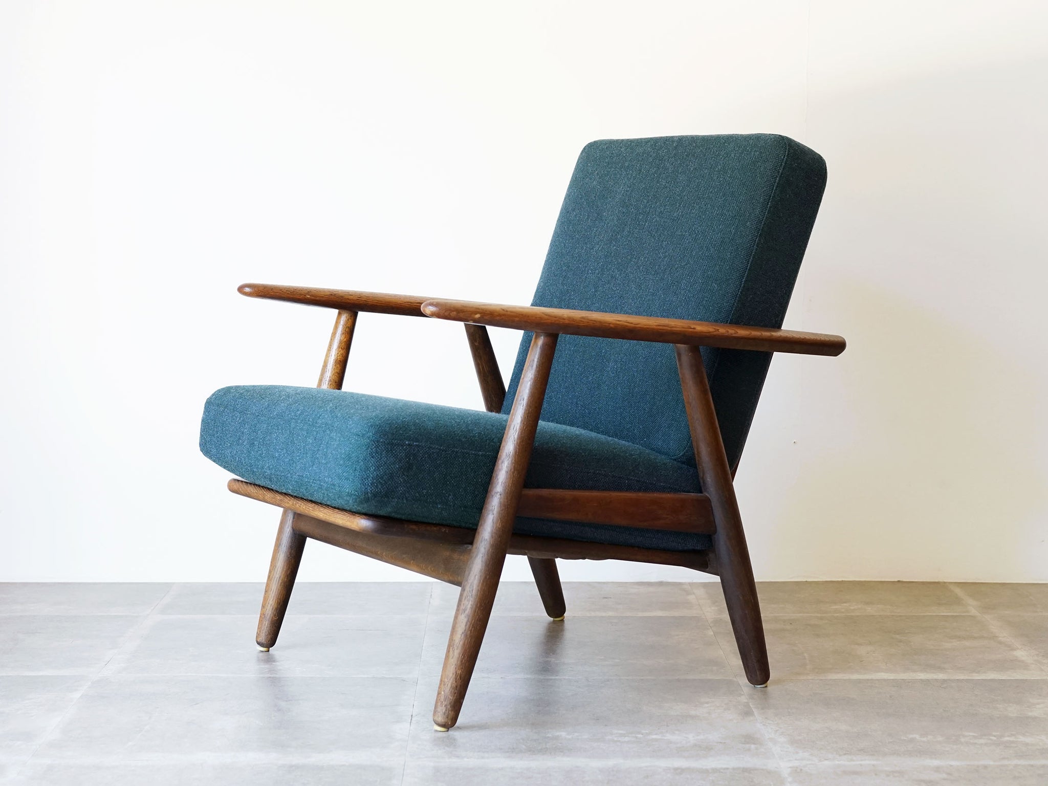 Hans J. Wegner（ハンスJ.ウェグナー) Cigaren GE240 1人用のソファ