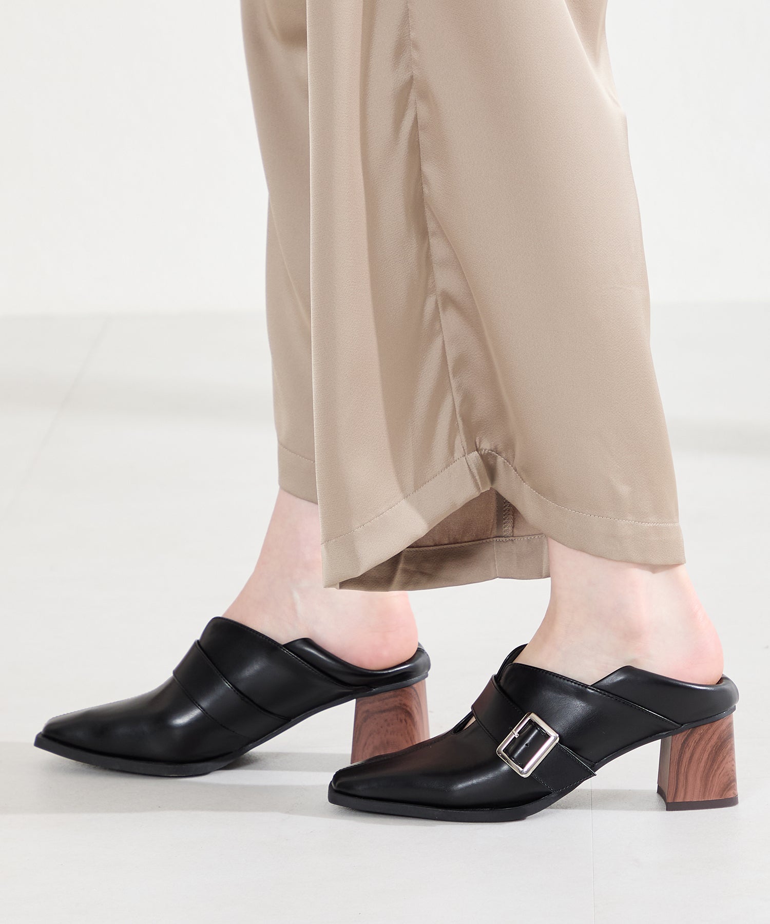 カタログ掲載アイテム】ウッドヒールベルトパンプス/61113