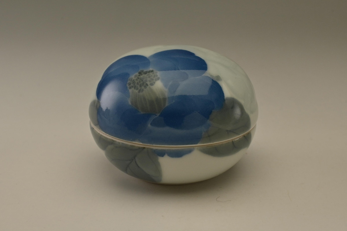 本多亜弥 No.063010 染付彫合子 椿 | えにし庵