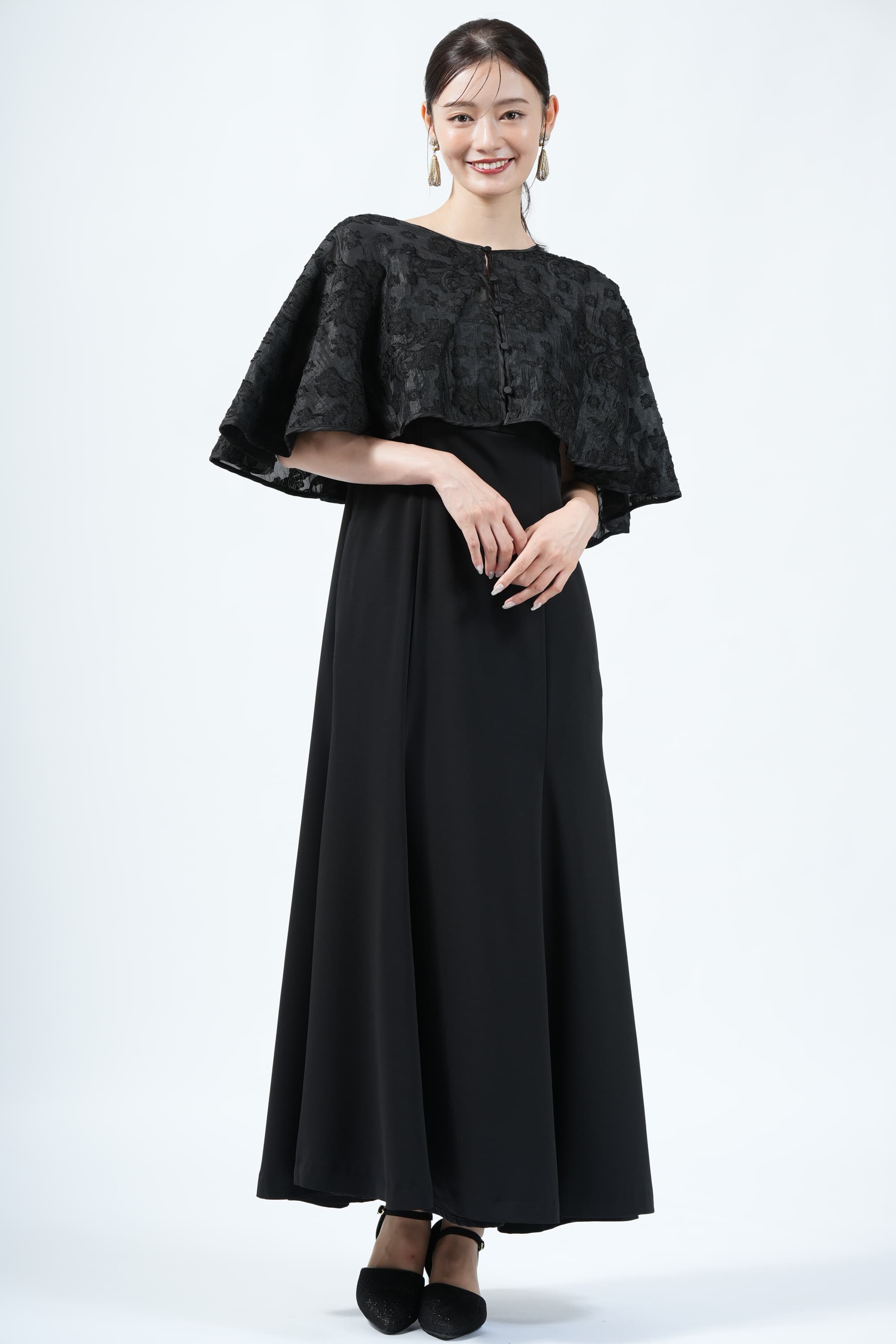 Kastane フラワー柄ケープ付きブラックドレス (S) をレンタル - 結婚式
