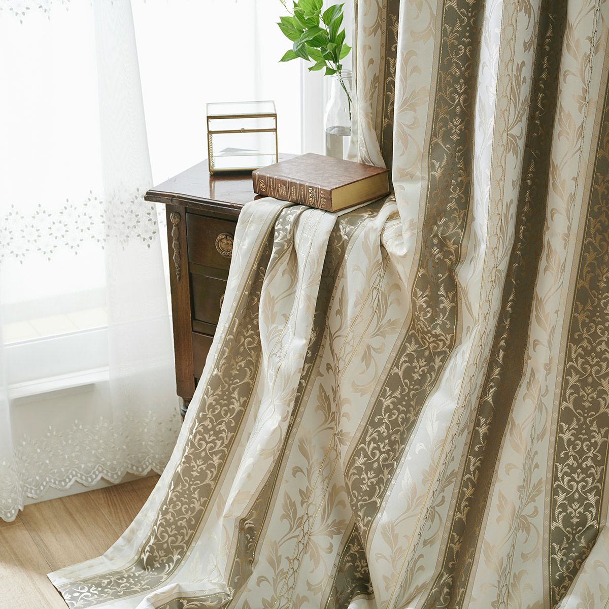 クラシックなダマスク柄のジャガード織り裏地付き2級遮光カーテン