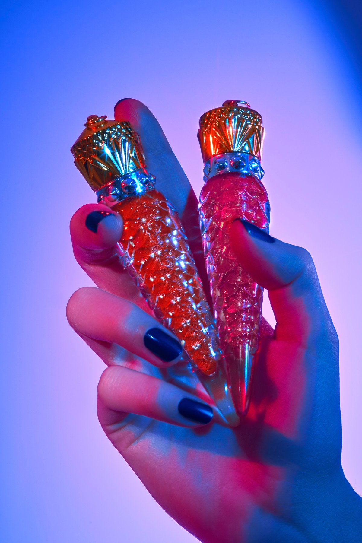 クリスチャン ルブタン」夏限定のグリッターグロスを発売、首からかけ