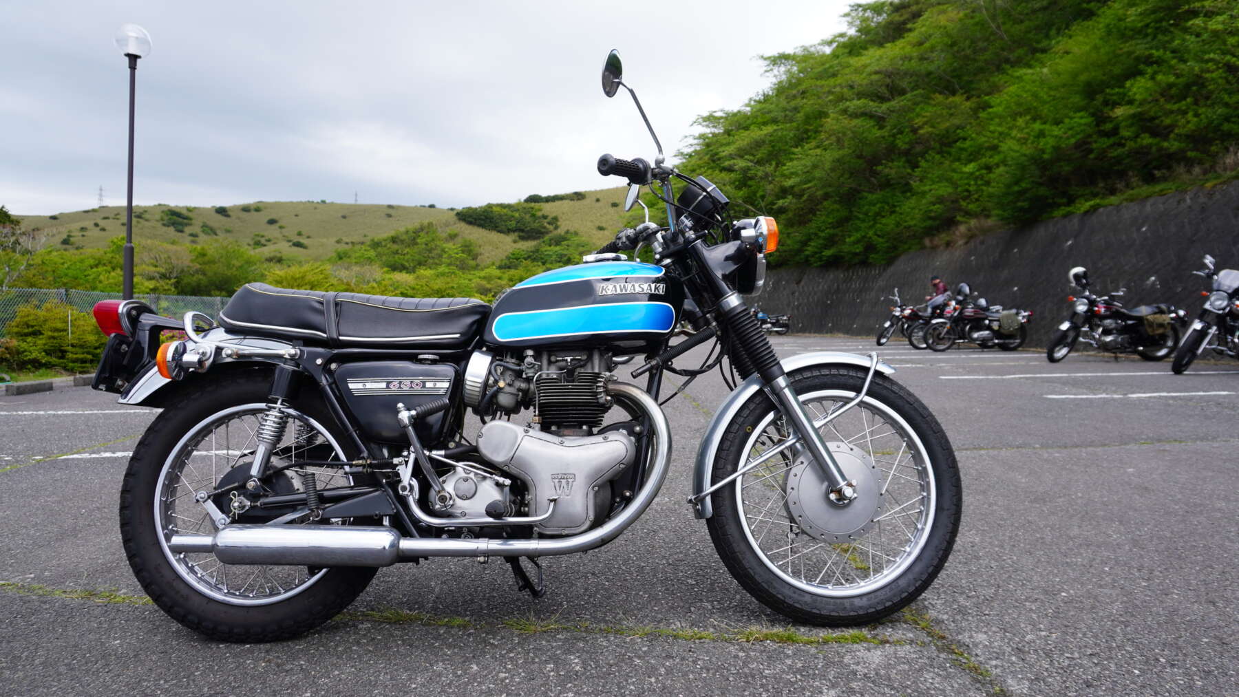 SRじゃない! バイク女子がW3のキック始動に挑戦〜W1ミーティング - ForR