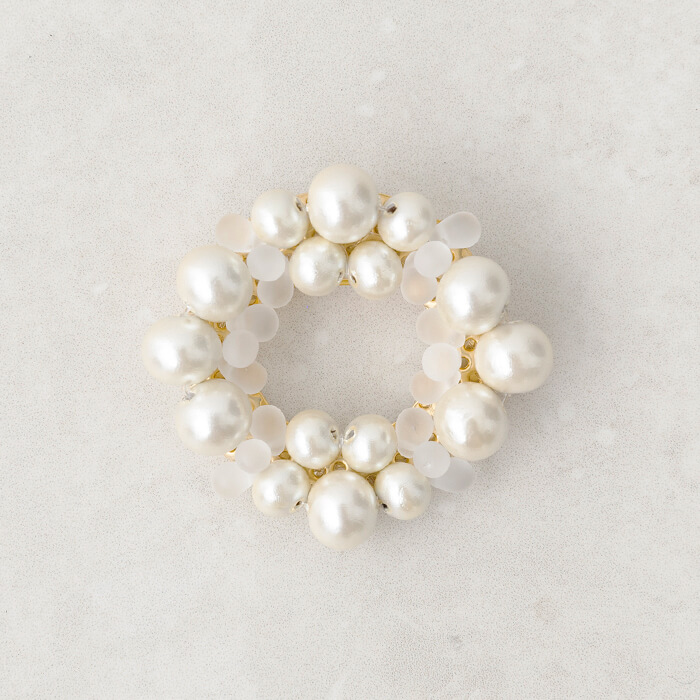 桜ウッドパールのサークルブローチ ・ホワイト｜東京ソワール