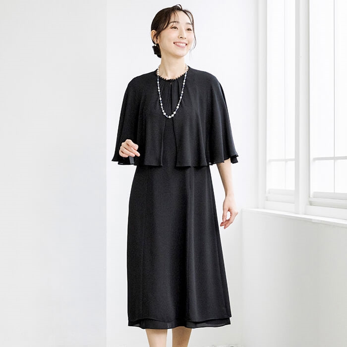 フレア袖のケープ付きワンピース 9号・ブラック｜東京ソワール