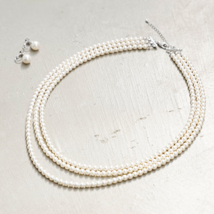 上品な雰囲気、3連パールネックレス ・ホワイト｜東京ソワール