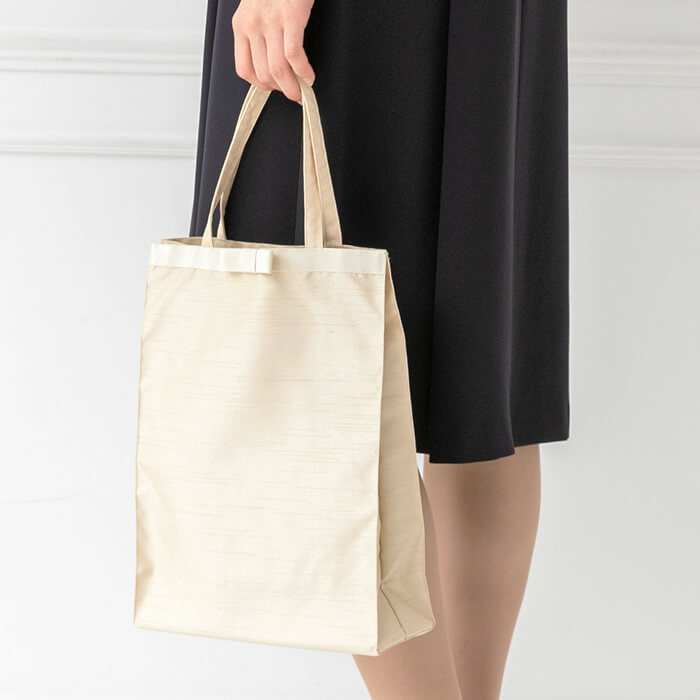 シャンタン素材のフォーマルサブバッグ ・ベージュ｜東京ソワール