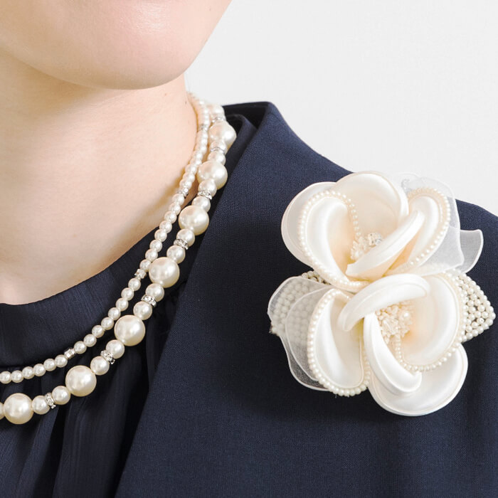 パールトリミングのフラワーコサージュ ・サックス｜東京ソワール