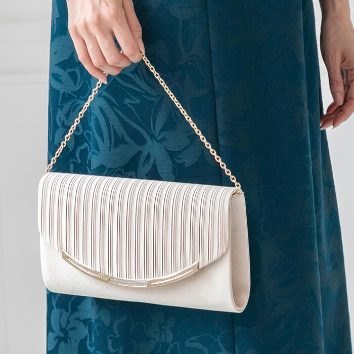 プリーツデザインのパーティーバッグ ・ベージュ｜東京ソワール