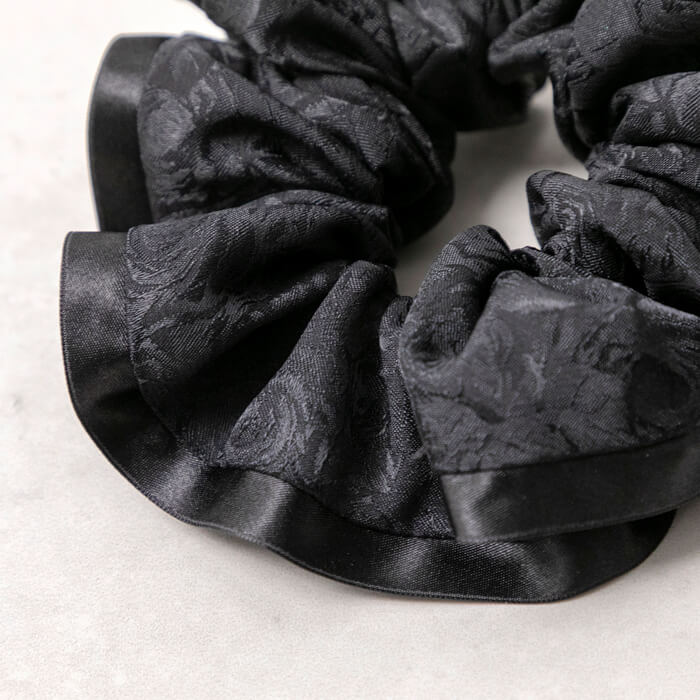 ローズ模様のシュシュ ・ブラック｜東京ソワールオンラインストア