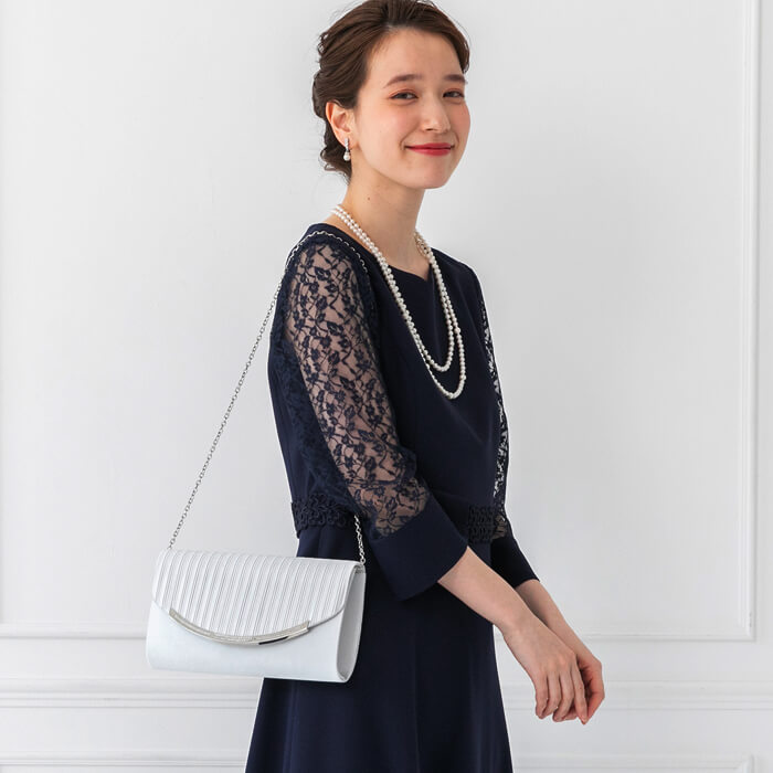 プリーツデザインのパーティーバッグ ・シルバー｜東京ソワール