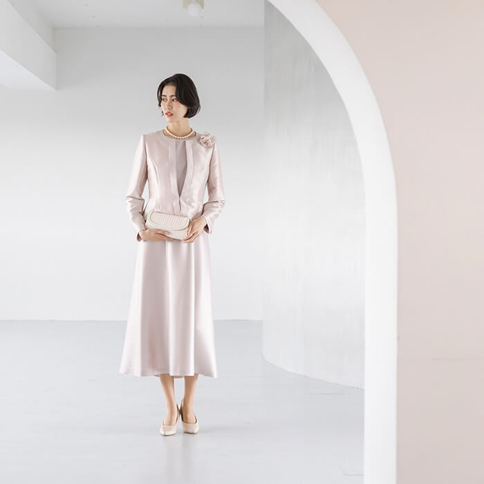 シャンタン素材の優美なワンピース 7号・ピンクベージュ｜東京