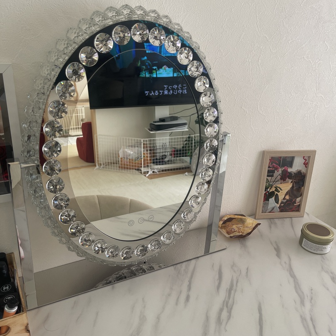 厚塗りやムラの防止に。天候や部屋の照明に合わせて明るさを調節できる