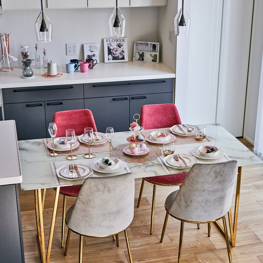 大理石柄×ゴールドの高級感あるテーブルが光を反射し清潔感のある