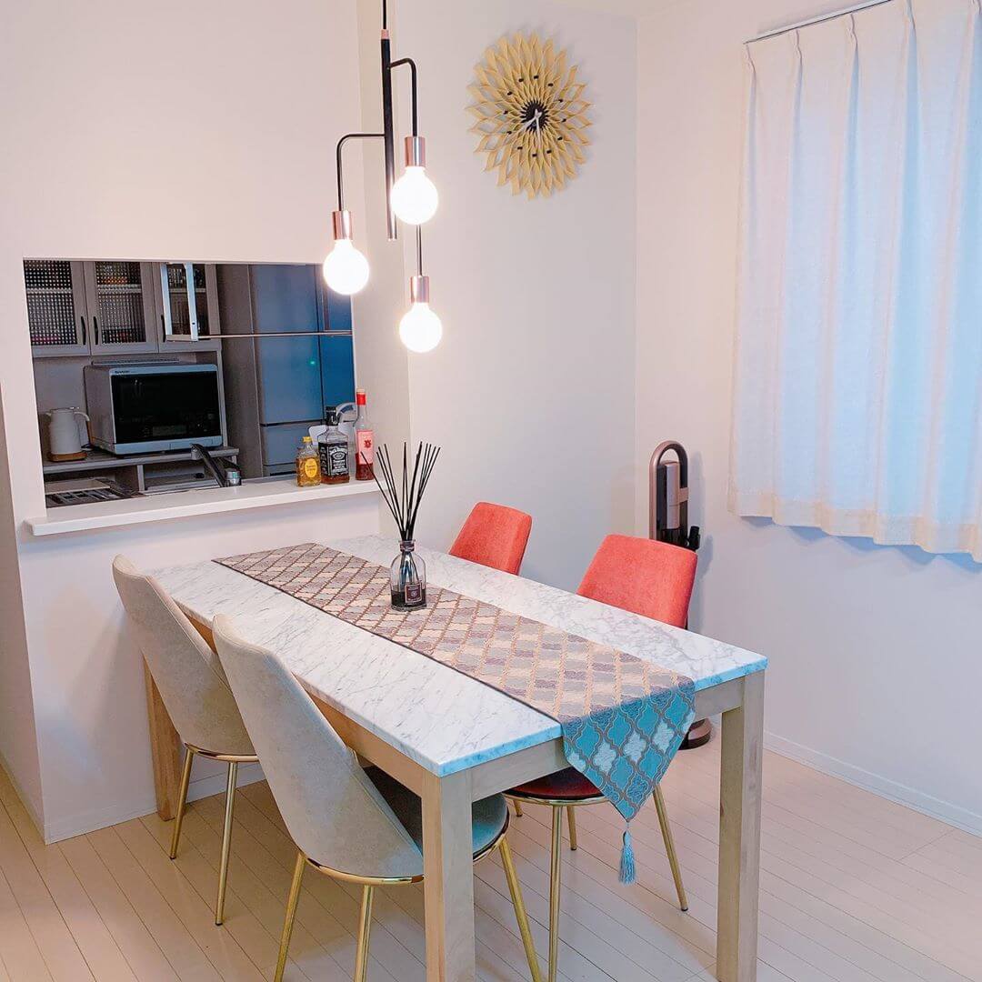 大理石の天板がアクセントのダイニングテーブル | Francfranc（フラン