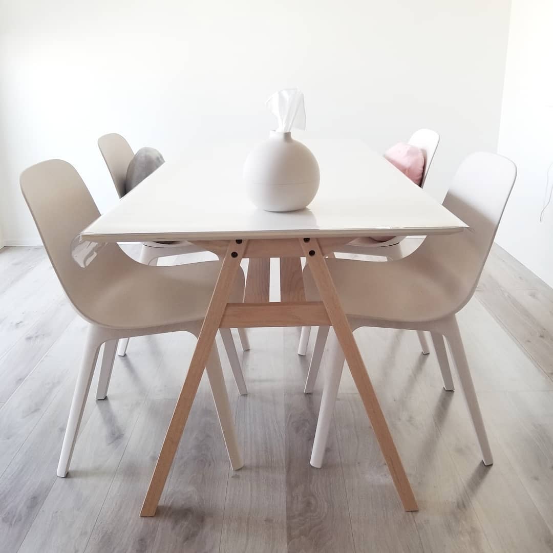 シンプルデザインのダイニングテーブルで、長く楽しめるコーディネート