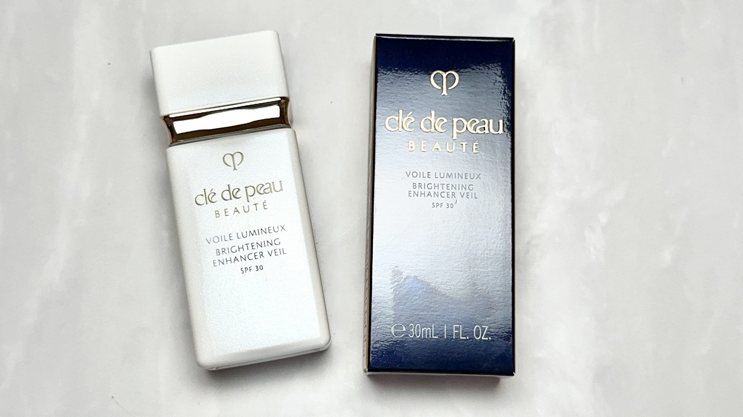 クレ・ド・ポー ボーテのスキンケア化粧下地ヴォワールルミヌで輝く