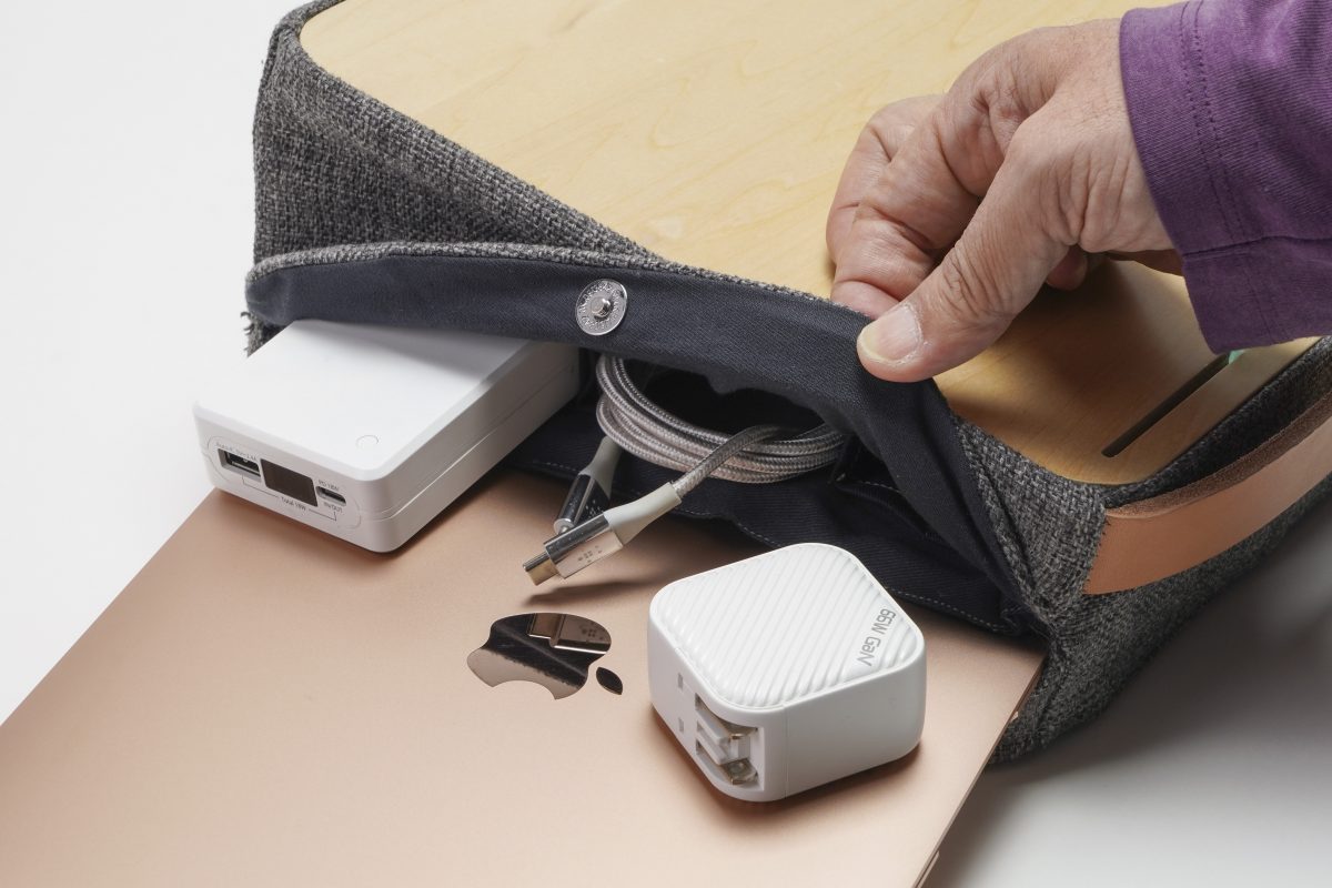 ソファーワーカーの必需品!? デスクエニウェアを使ってみた | flick!