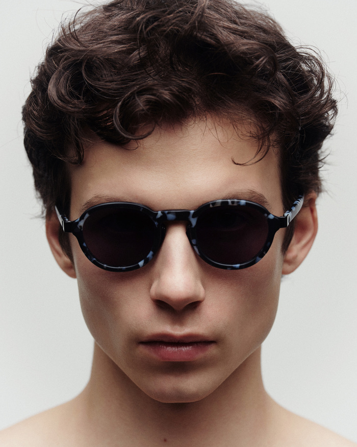 イッセイミヤケ アイズ》に新モデルが登場！セルとメタルの異素材を