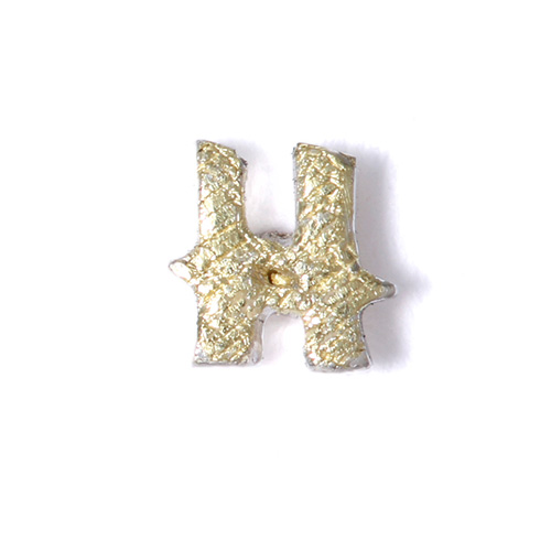 d-NH（ディーエヌエイチ）】colore イニシャルピンバッチ・タイタック