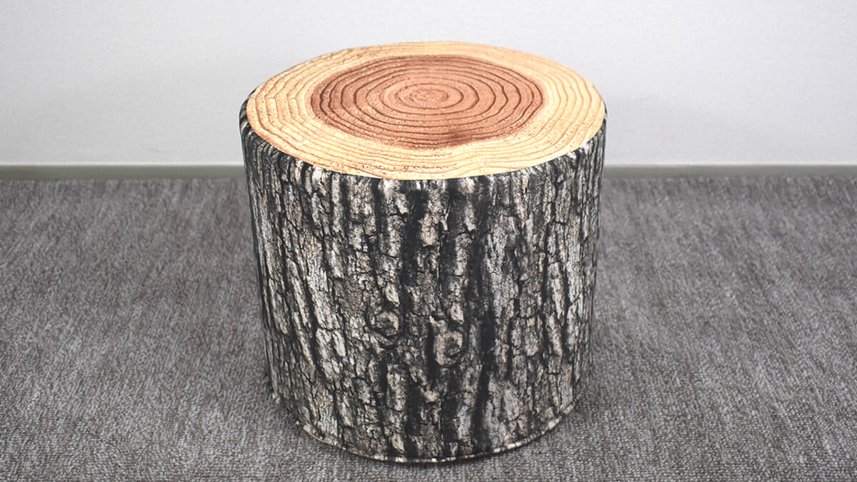 切り株に座って家族団らん！ 家キャンプ”にオススメの「ハイスツール