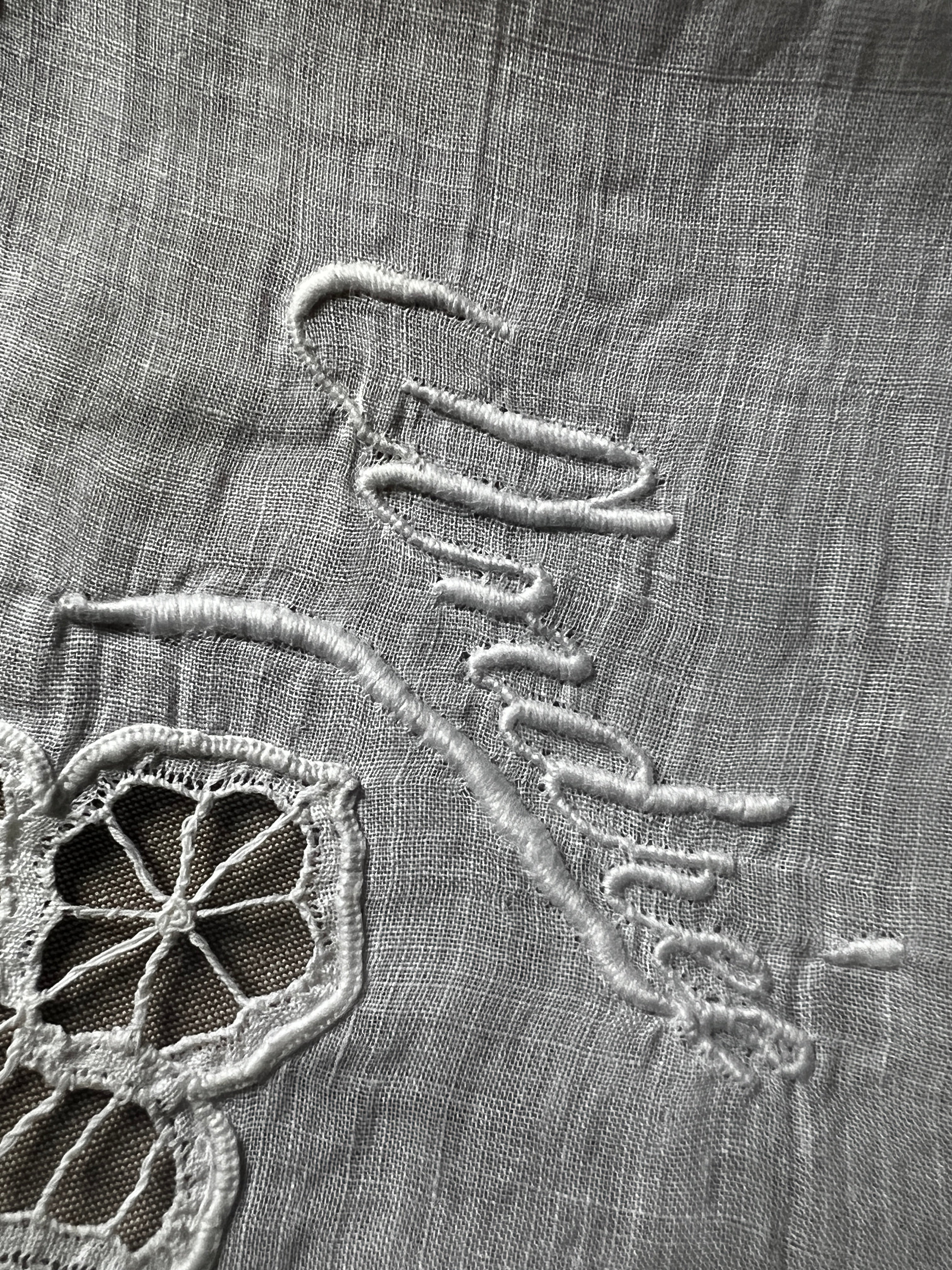 レースと刺繍のハンカチ – France Antique 銀色アンティーク