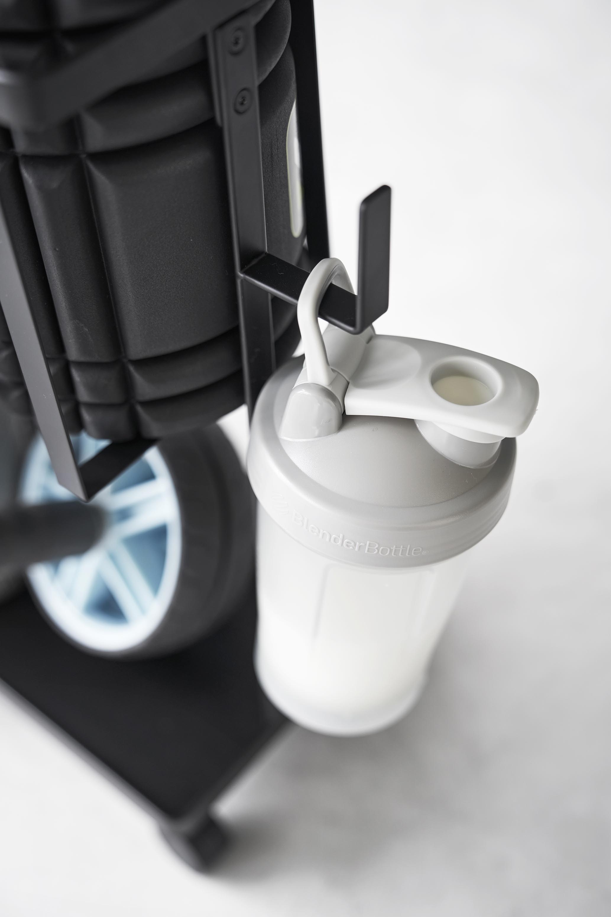 キャスター付きフィットネスグッズ収納ラック タワー ブラック