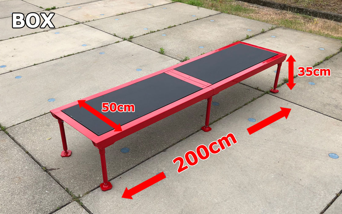 室内 鉄棒、体育体操マット、スケートボードセクション スケボーレール