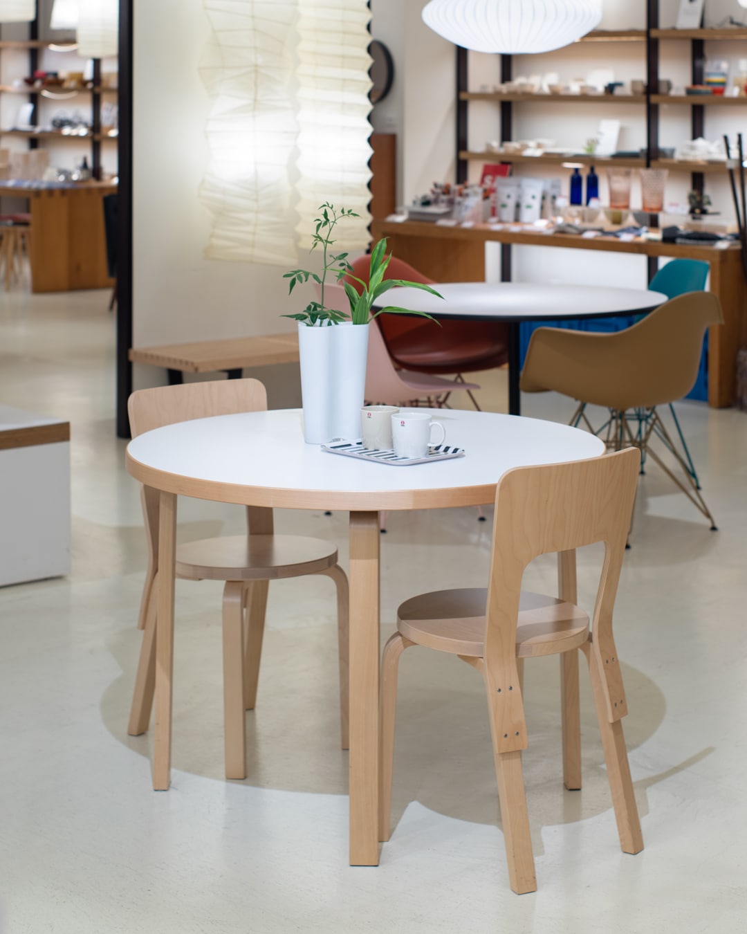 特集：「ラウンドテーブルのある暮らし」｜LT LOTTO AND TRES ［LT