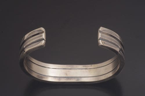 ナバホバングル アーノルド・グッドラック作 《ヘビーゲージ＆スタンプ