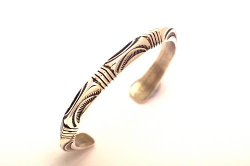 ナバホバングル ジェネバ・ラモーン作 《スタンプワーク