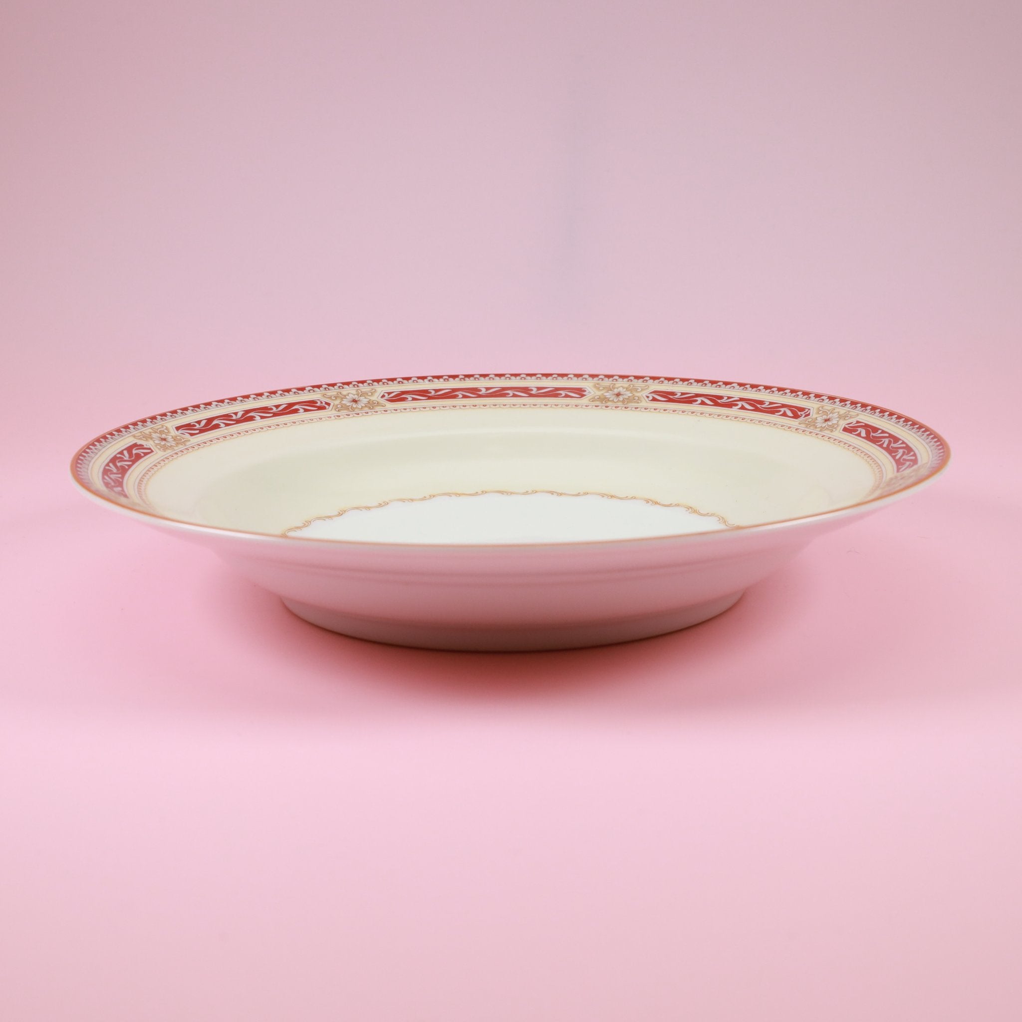 東洋と西洋の模様交響曲：ノリタケが奏でる絶妙なる装飾の世界