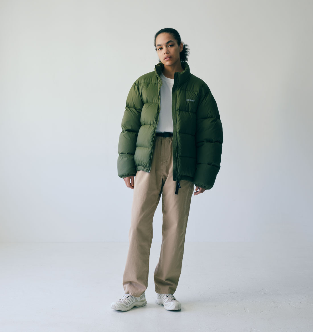 GRAMICCI フード付きダウンジャケット オリーブ 快適ダウンで冬を