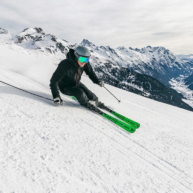 SchoffelのSKI JACKET CANAZEIは加熱＆保温するヒーティングシステム