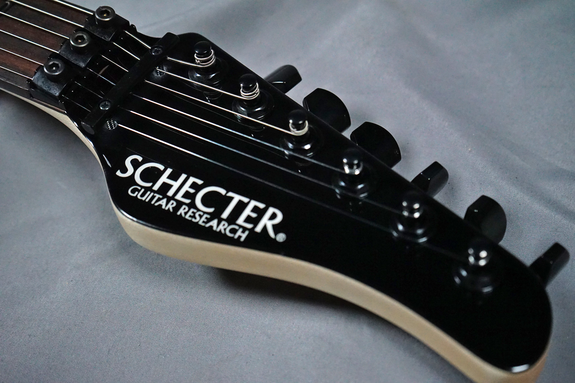 ロック式トレモロを採用した「温故知新」のメタルギター｜ギターマニア